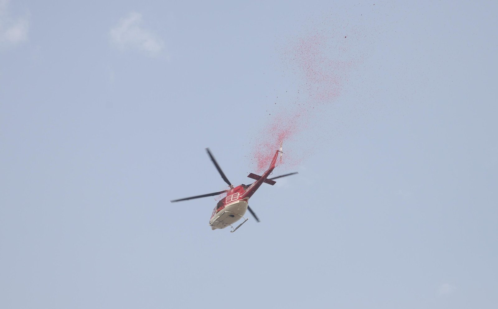 अमृत स्नान पर्व पर सभी घाटों और अखाड़ों पर हेलीकॉप्टर से हुई पुष्पवर्षा