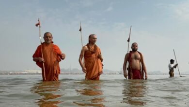 अखाड़ों से पहले शंकराचार्यों ने भी लगाई संगम में पुण्य डुबकी, श्रद्धालुओं से संयम बरतने की अपील
