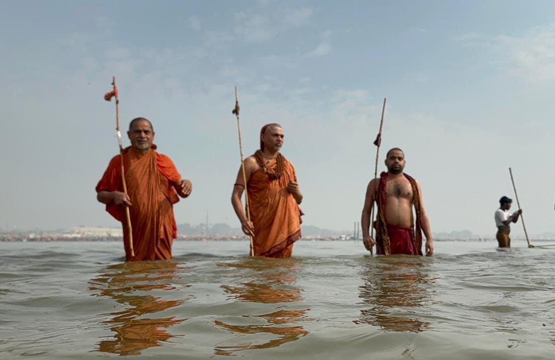 अखाड़ों से पहले शंकराचार्यों ने भी लगाई संगम में पुण्य डुबकी, श्रद्धालुओं से संयम बरतने की अपील