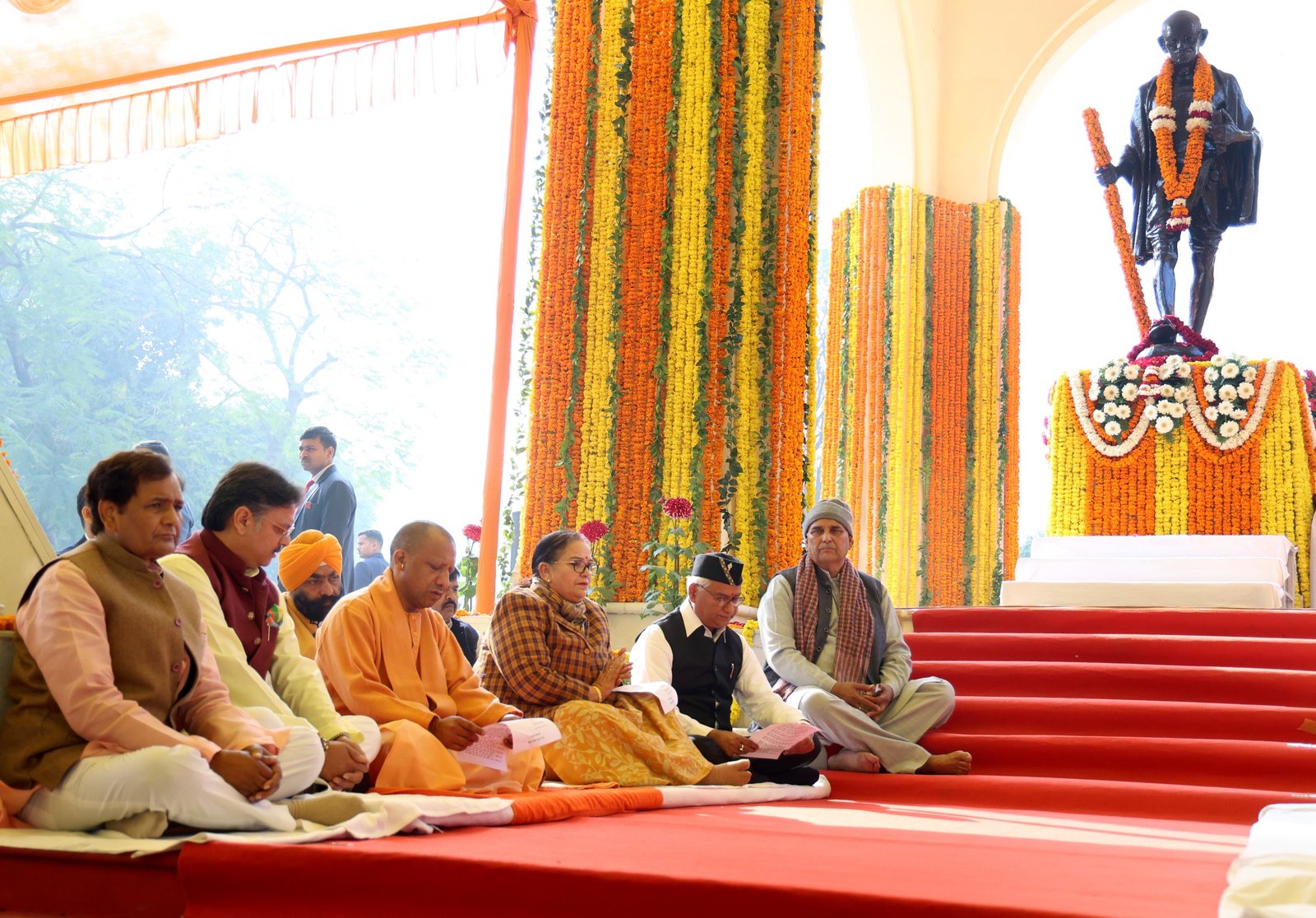 सीएम योगी ने महात्मा गांधी की पुण्यतिथि पर अर्प‍ित की श्रद्धांजलि