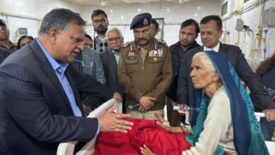 घायल श्रद्धालुओं से मिले मुख्य सचिव और डीजीपी, हर संभव मदद का दिया आश्वासन