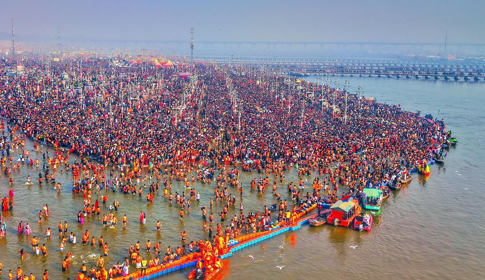 मौनी अमावस्या के अमृत स्नान के उपरांत भी प्रयागराज के सभी घाटों पर दिखा श्रद्धालुओं का तांता