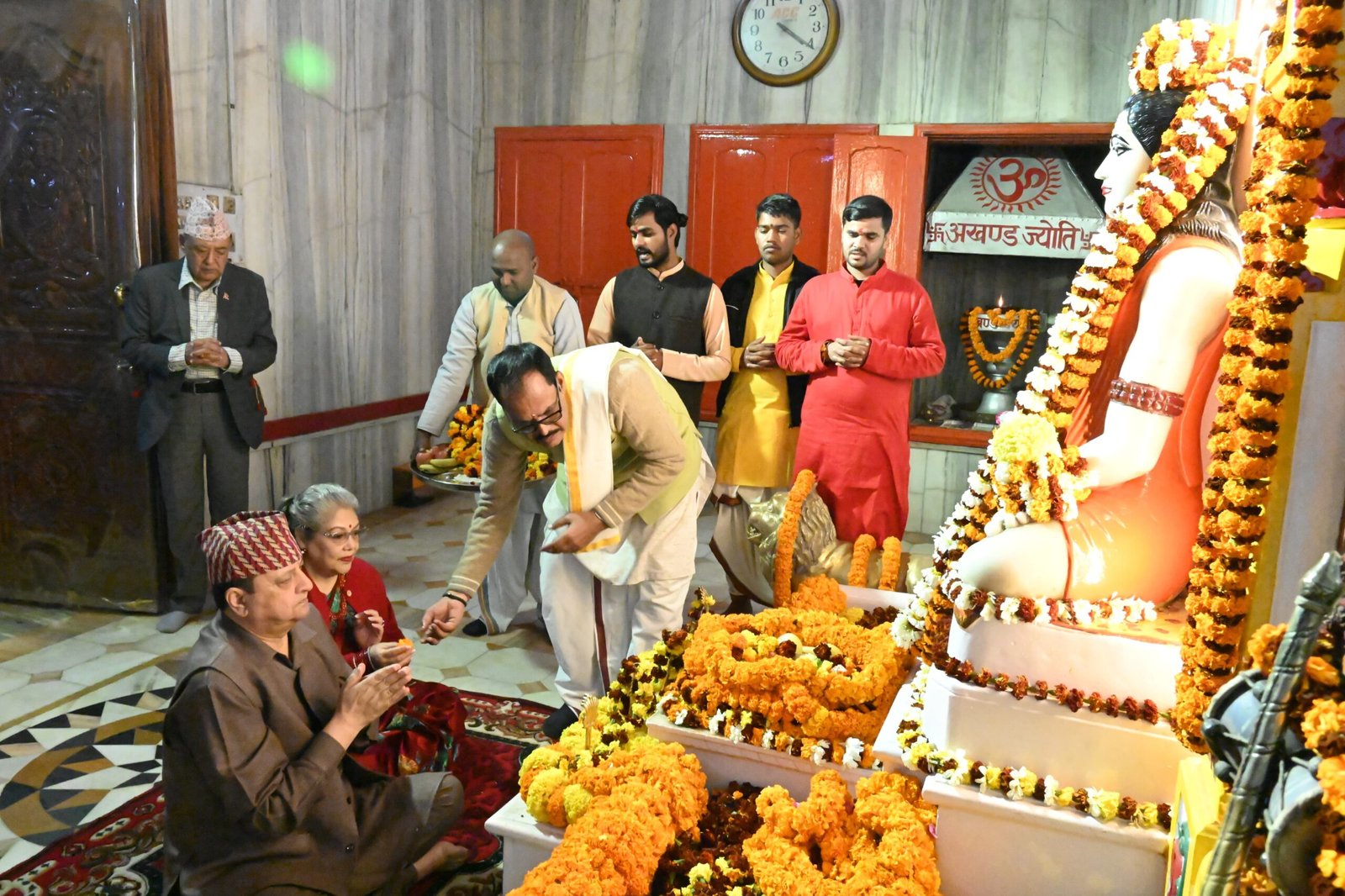 नेपाल के पूर्व नरेश ज्ञानेंद्र शाह ने गोरक्षपीठ में टेका मत्था