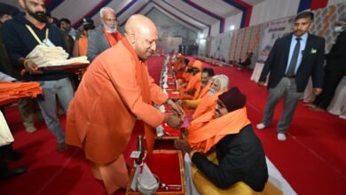 सीएम योगी ने सभी अखाड़ों के संतों के साथ किया भोजन, भेंट किए उपहार