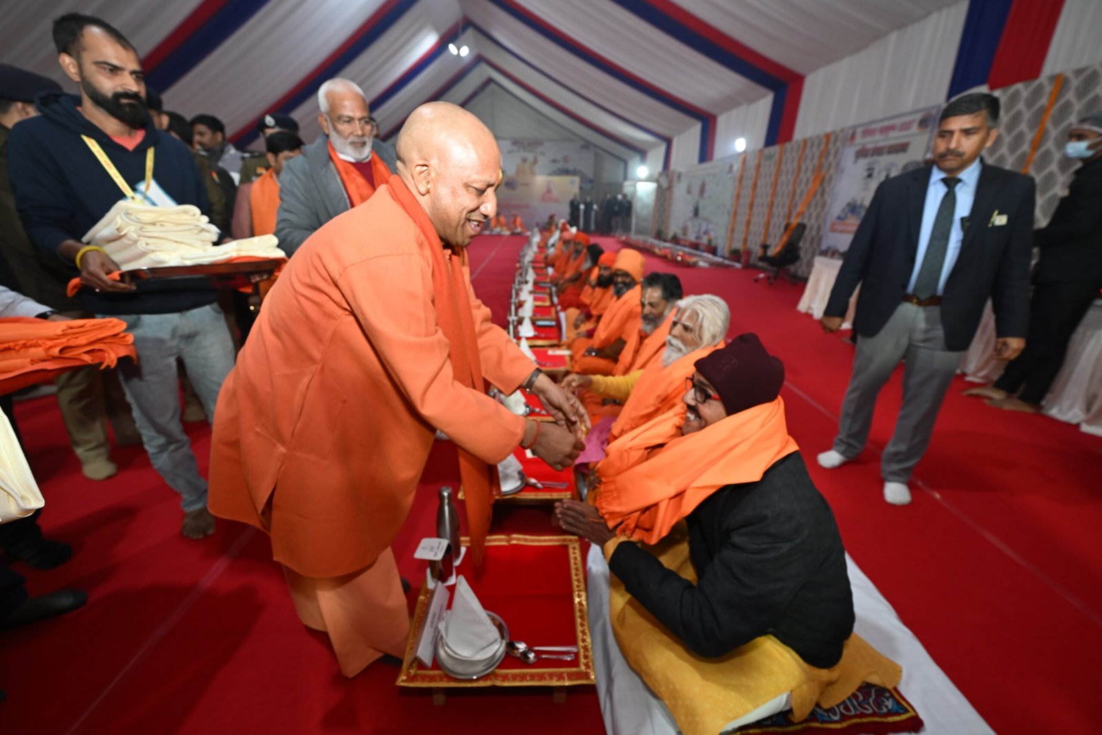 सीएम योगी ने सभी अखाड़ों के संतों के साथ किया भोजन, भेंट किए उपहार