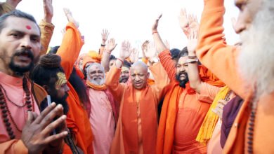 पुष्पगुच्छ और माला पहनाकर सीएम को आसन पर बिठाया, भगवा अंगवस्त्र और स्मृति चिन्ह भी किया भेंट