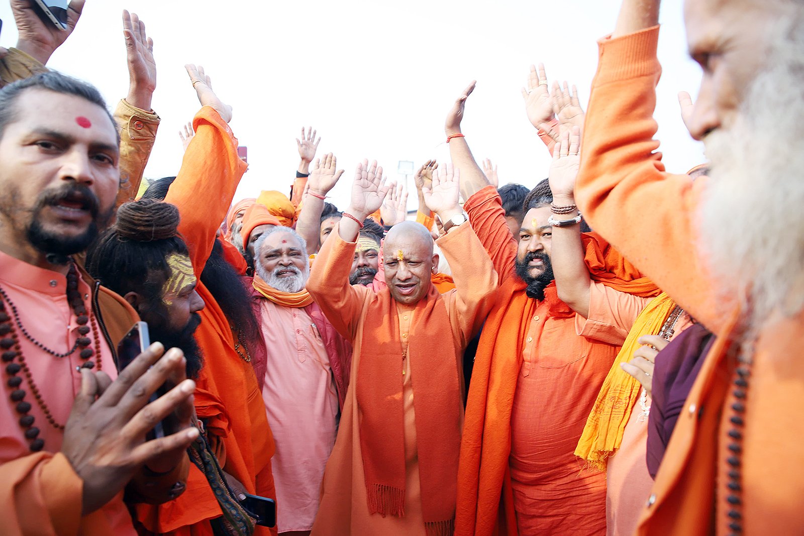 पुष्पगुच्छ और माला पहनाकर सीएम को आसन पर बिठाया, भगवा अंगवस्त्र और स्मृति चिन्ह भी किया भेंट