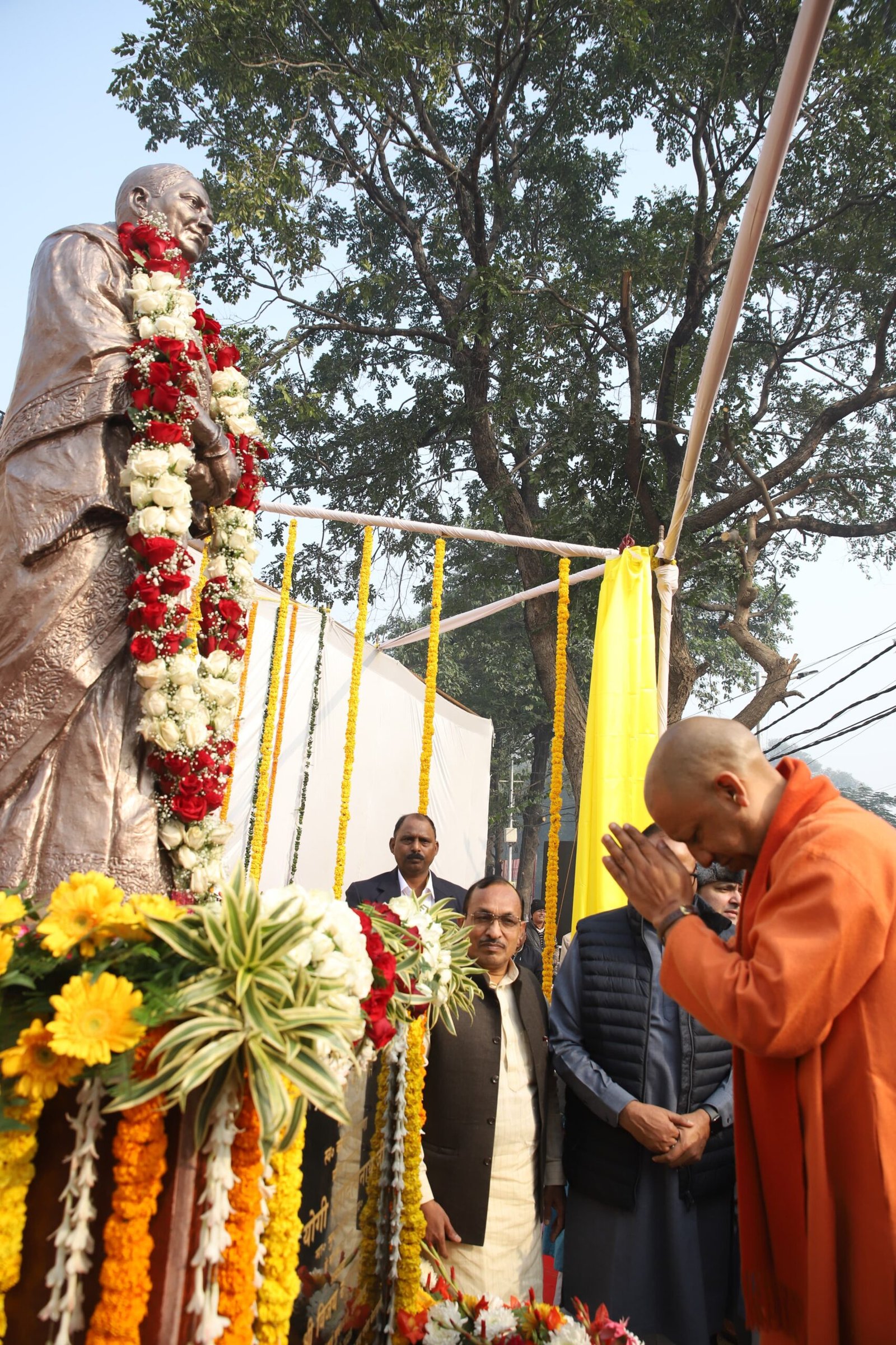सीएम ने पूर्व स्वतंत्रता सेनानी और समाजसेवी कमला बहुगुणा की प्रतिमा का किया अनावरण