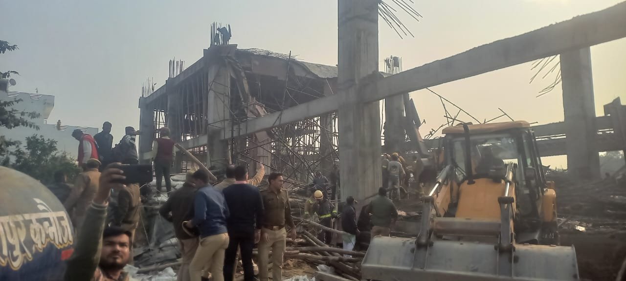 कन्नौज रेलवे स्टेशन पर निर्माणाधीन लेंटर गिरा,कई हताहत