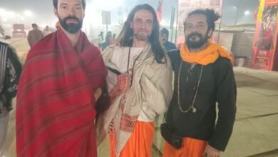 दोस्तों संग महाकुम्भ पहुंचे इटली के एमा ने कहा - पिछले जन्म में इंडियन था मैं'