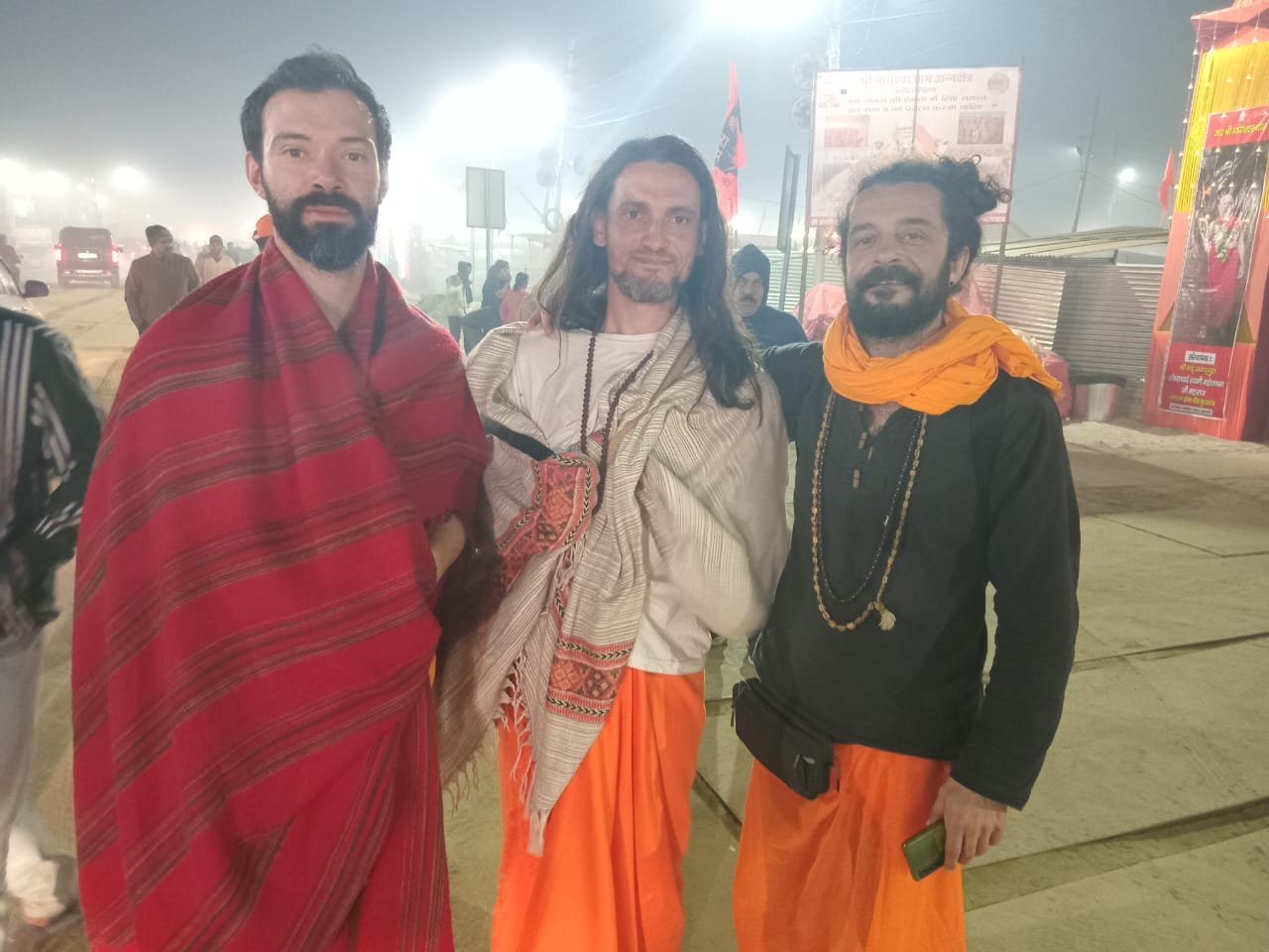 दोस्तों संग महाकुम्भ पहुंचे इटली के एमा ने कहा - पिछले जन्म में इंडियन था मैं'