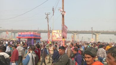 महाकुम्भ :पिंकी की मम्मी एक नंबर ब्रिज पर पहुंचें, उनकी बेटी उनका इंतजार कर रही है...