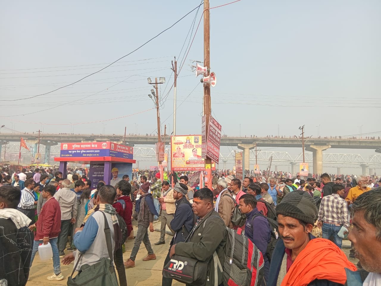 महाकुम्भ :पिंकी की मम्मी एक नंबर ब्रिज पर पहुंचें, उनकी बेटी उनका इंतजार कर रही है...
