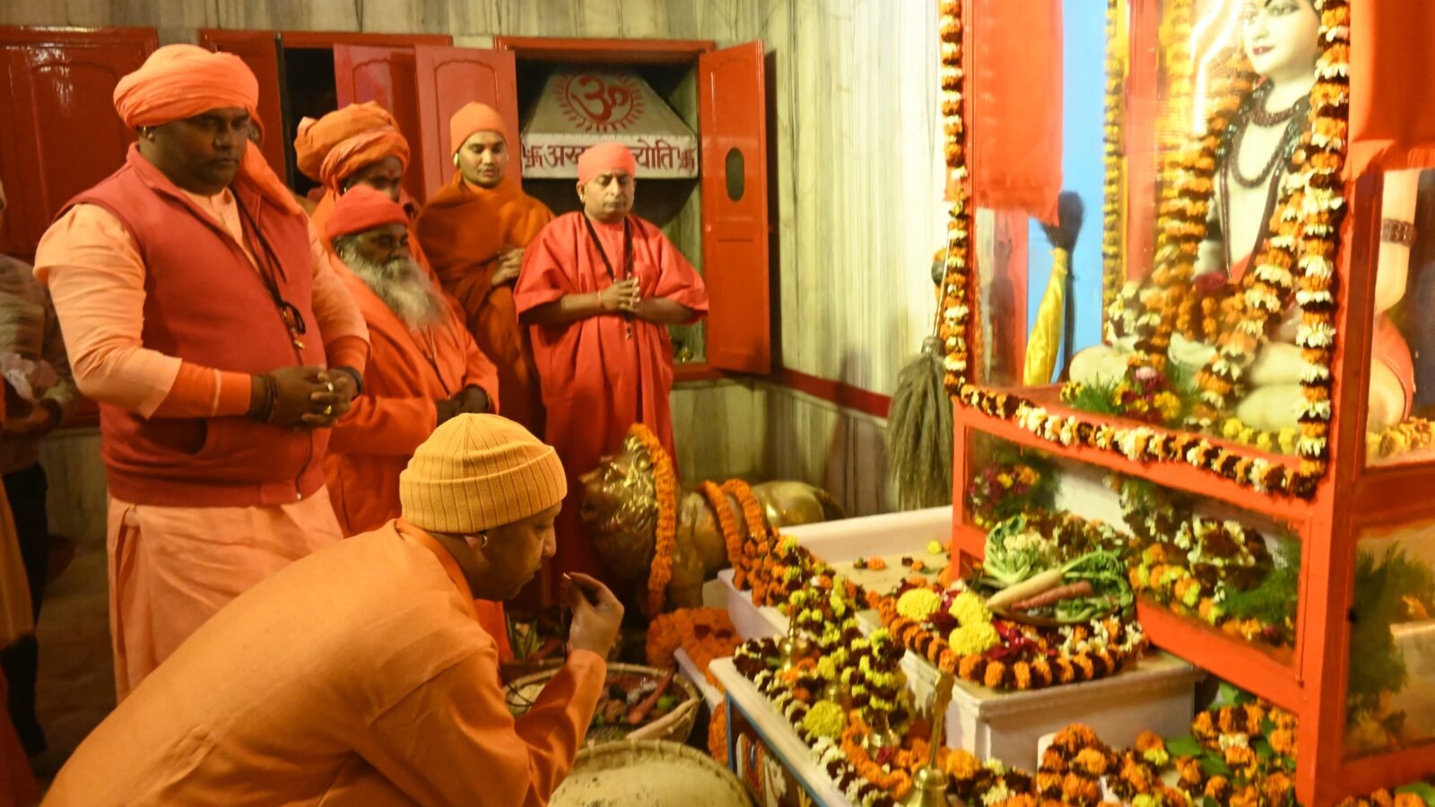 बाबा गोरखनाथ को खिचड़ी चढ़ाकर सीएम योगी ने की लोकमंगल की कामना