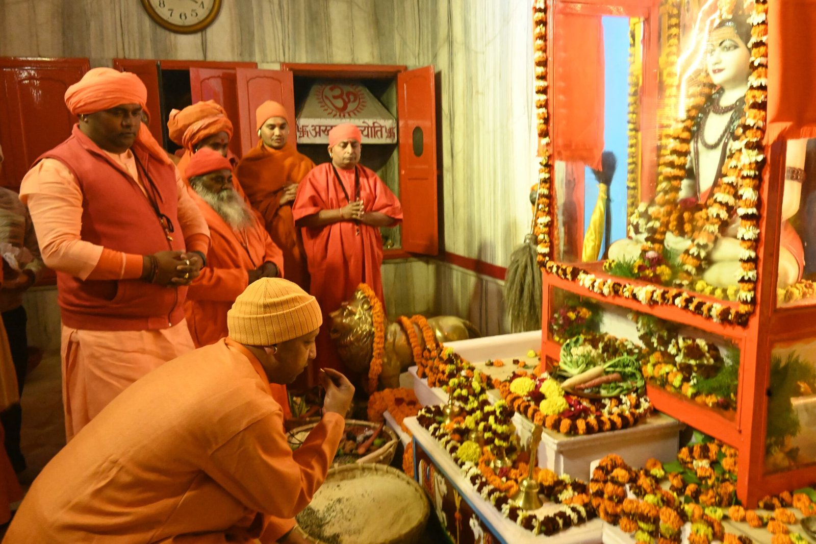 बाबा गोरखनाथ को खिचड़ी चढ़ाकर सीएम योगी ने की लोकमंगल की कामना