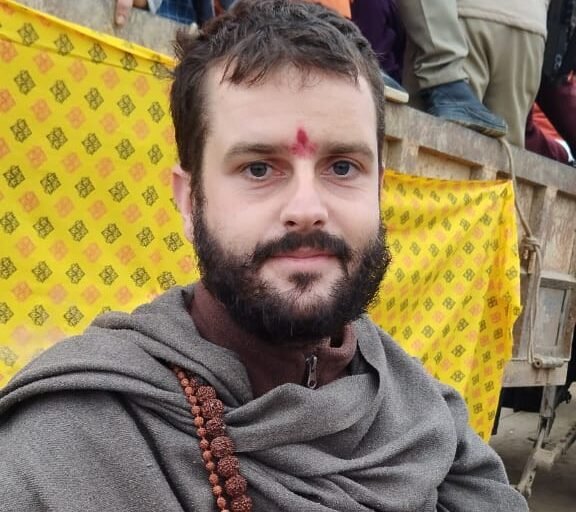 जूना अखाड़े के महामण्डलेश्वर उमाकांतानंद जी ने किया जैकब को दीक्षित