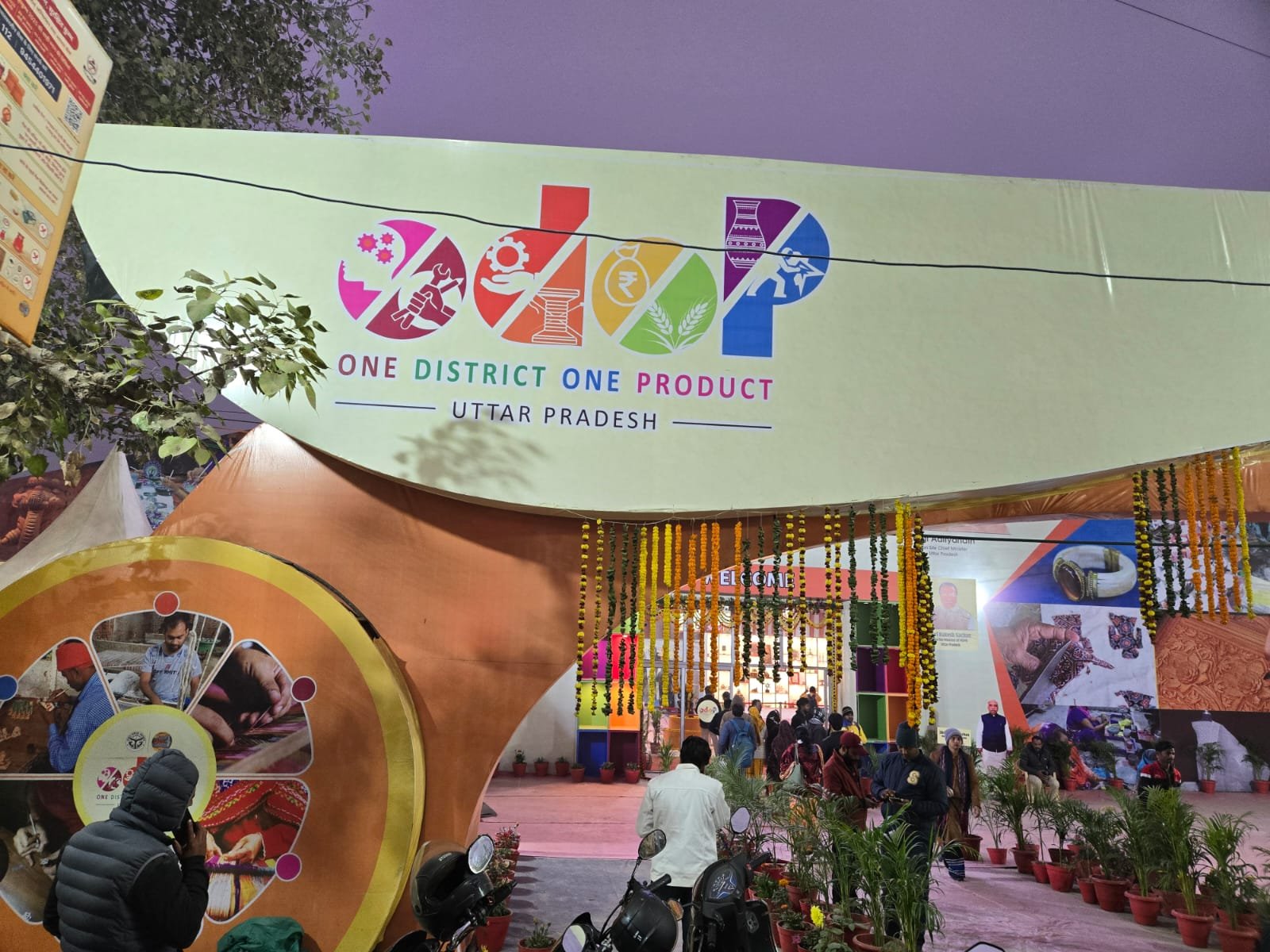 महाकुंभ 2025: यूपी के हस्तशिल्पियों को मिला संगम का बाजार, होगा 35 करोड़ का कारोबार