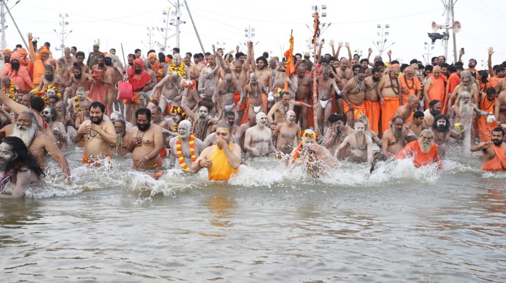 संगम पर अखाड़ों के साधु संतो का अमृत स्नान शुरु