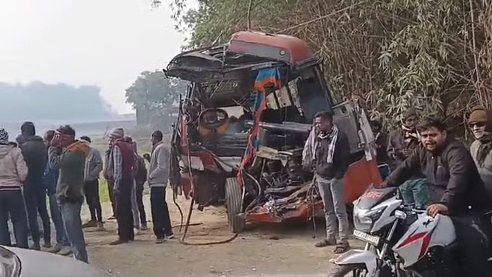 बलिया-लखनऊ हाइवे पर ओवरटेक करने के प्रयास में ट्रक से भिड़ी बस,एक की मौत तीन घायल