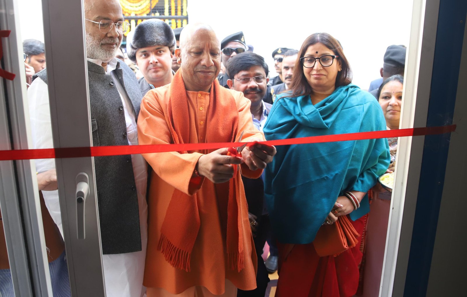 मुख्यमंत्री योगी आदित्यनाथ ने फीता काटकर किया 'मां की रसोई' का उद्गाटन