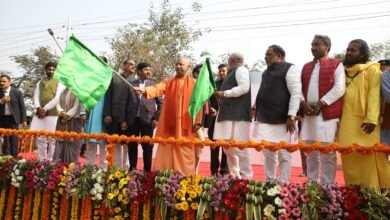सीएम योगी ने परिवहन निगम की बसों को हरी झंडी दिखाकर किया रवाना