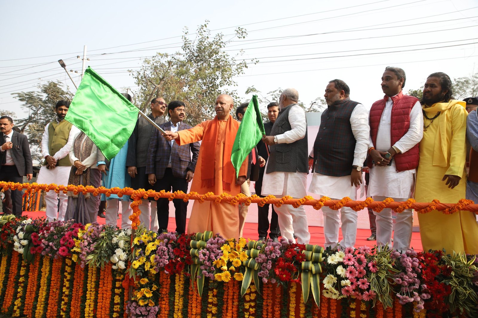 सीएम योगी ने परिवहन निगम की बसों को हरी झंडी दिखाकर किया रवाना