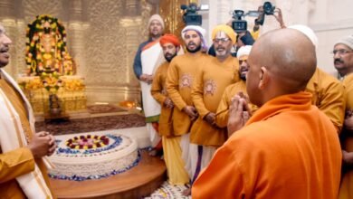 महंत नृत्यगोपाल दास जी महाराज से लिया आशीष.पूजन-अर्चन के साथ ही श्रद्धालुओं का किया अभिवादन