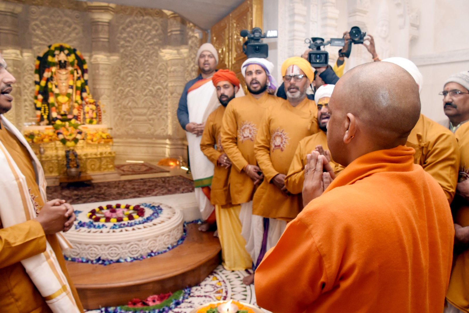 महंत नृत्यगोपाल दास जी महाराज से लिया आशीष.पूजन-अर्चन के साथ ही श्रद्धालुओं का किया अभिवादन