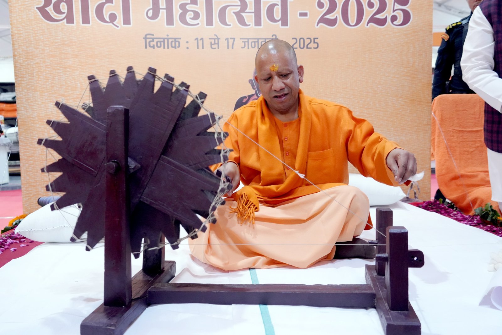 कलाकारों, बुनकरों, और उद्यमियों को एक व्यापक मंच प्रदान करता है खादी महोत्सव- मुख्यमंत्री