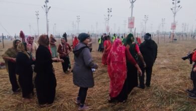 महाकुम्भ में गंगा स्नान-तिलक लगा संगम की रेत पर निकली तुर्की से आई पिनार