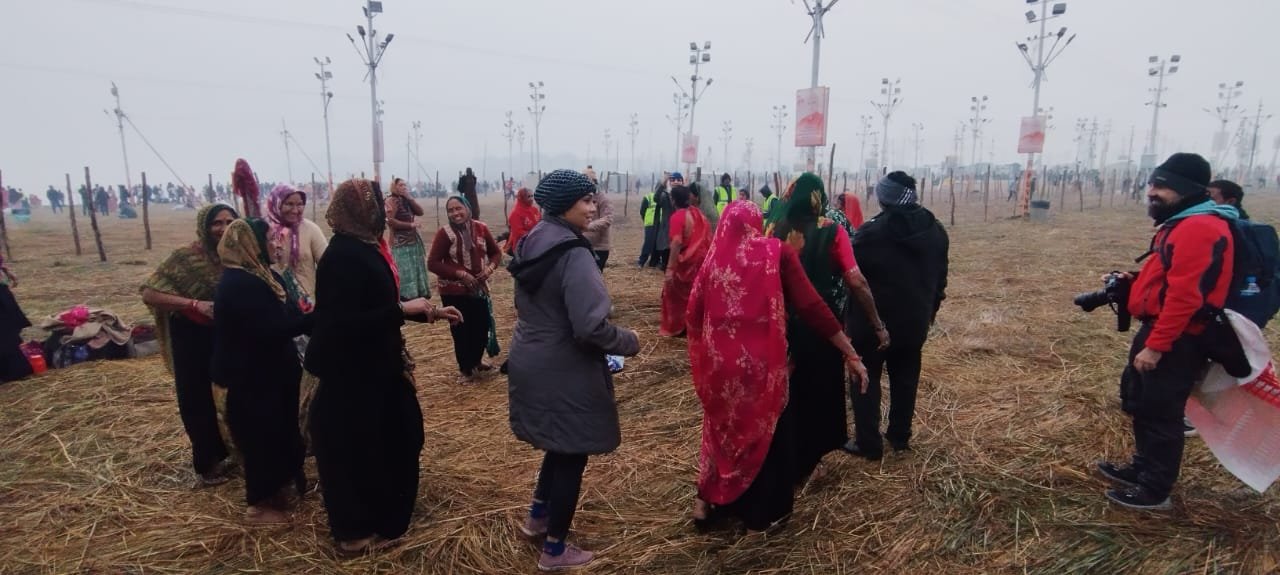 महाकुम्भ में गंगा स्नान-तिलक लगा संगम की रेत पर निकली तुर्की से आई पिनार