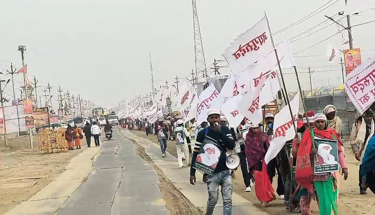 बाबा जय गुरुदेव के संगतप्रेमियों ने महाकुम्भ क्षेत्र में निकाली शाकाहारी फेरी