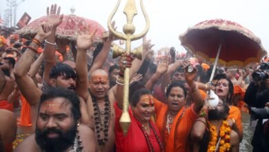 महाकुम्भ 2025 के पहले अमृत स्नान पर किन्नर अखाड़ा बना आकर्षण का प्रमुख केंद्र