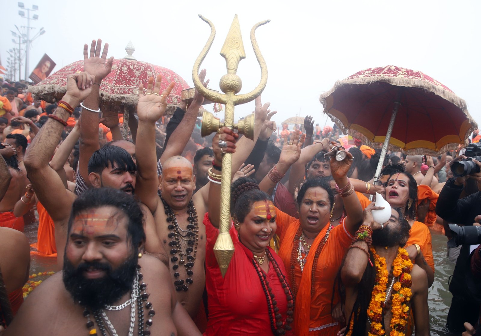 महाकुम्भ 2025 के पहले अमृत स्नान पर किन्नर अखाड़ा बना आकर्षण का प्रमुख केंद्र