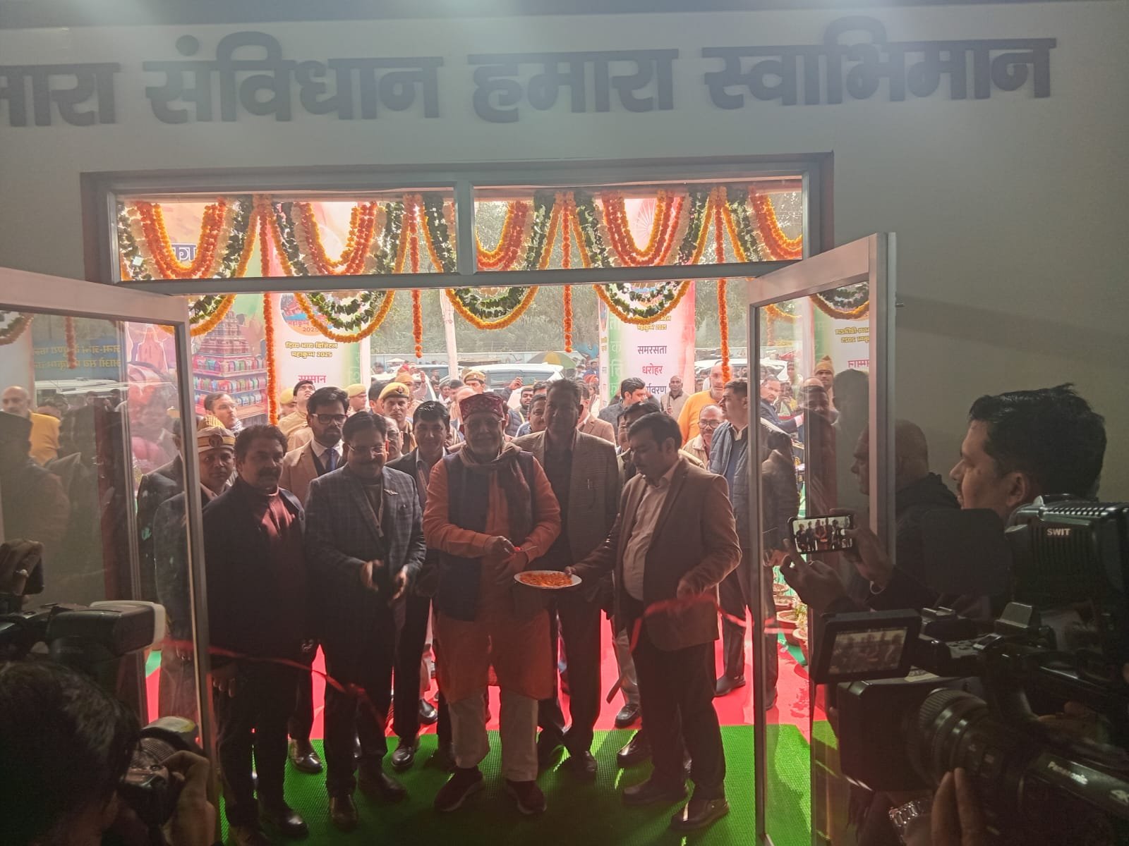 यूपी के संसदीय कार्य मंत्री सुरेश खन्ना ने किया संविधान गैलरी का उद्घाटन