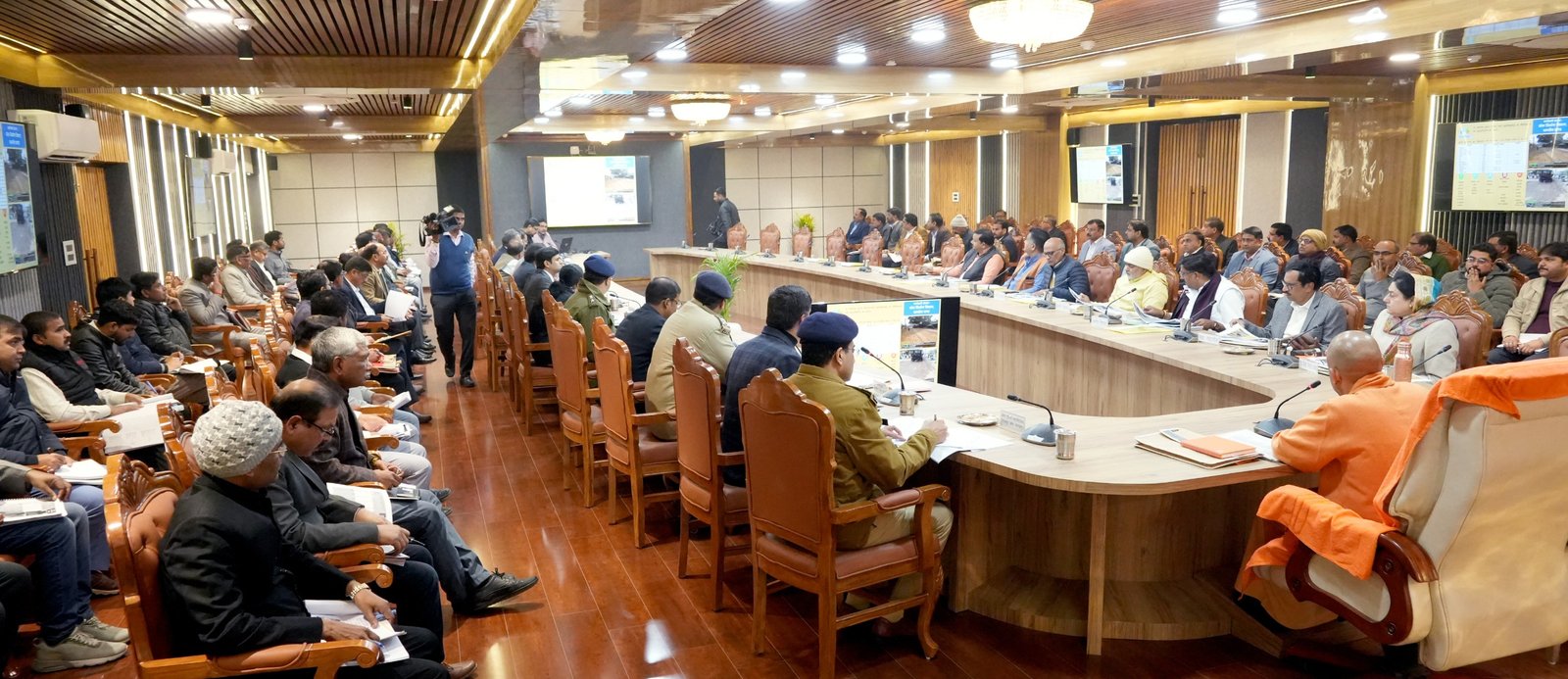 विकास कार्यों और कानून व्यवस्था की समीक्षा बैठक में सीएम योगी ने दिए निर्देश.सीडी रेशियो को 75% तक लाएं बैंक.