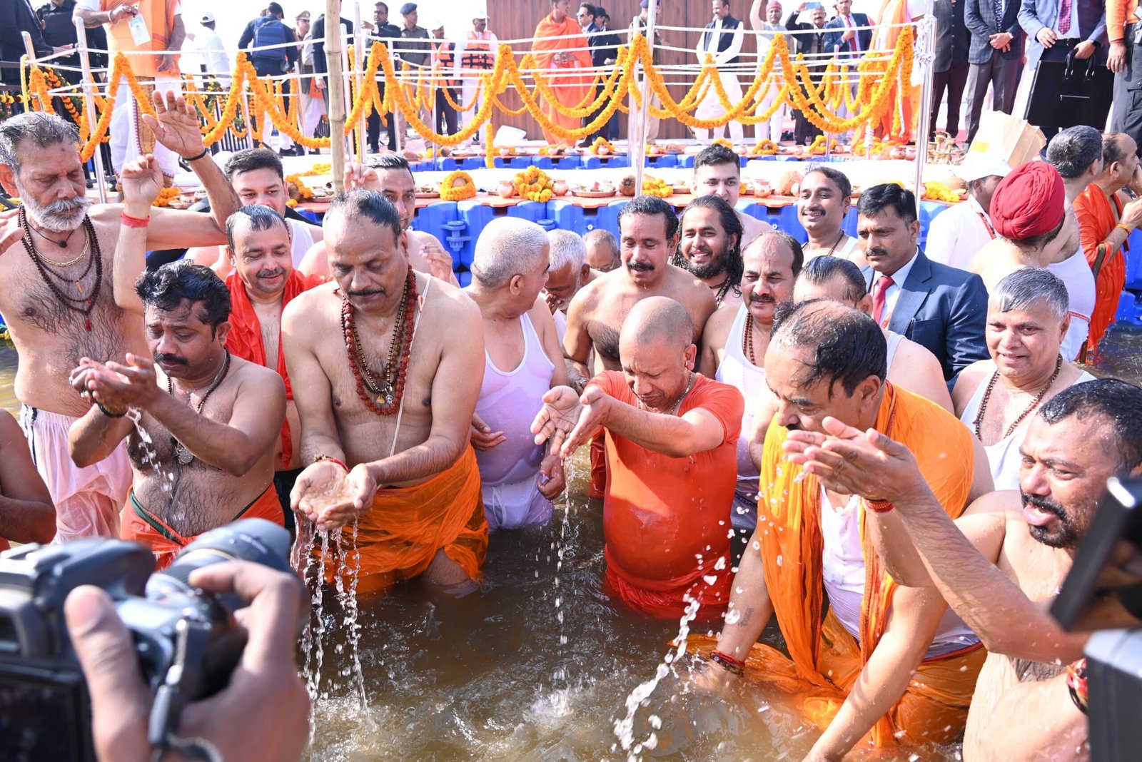 मंत्रिमंडल के साथ त्रिवेणी संगम में डुबकी लगा मुख्यमंत्री योगी ने की लोक कल्याण की कामना