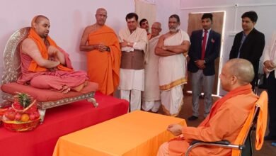 मुख्यमंत्री योगी आदित्यनाथ ने श्रृंगेरी पीठ के शंकराचार्य श्रीश्री विधुशेखर भारती जी महाराज से की भेंट