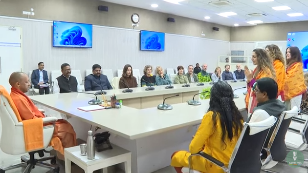 इटली के प्रतिनिधि मंडल ने सीएम से की मुलाकात, रामायण की चौपाई और शिव तांडव की दी प्रस्तुति