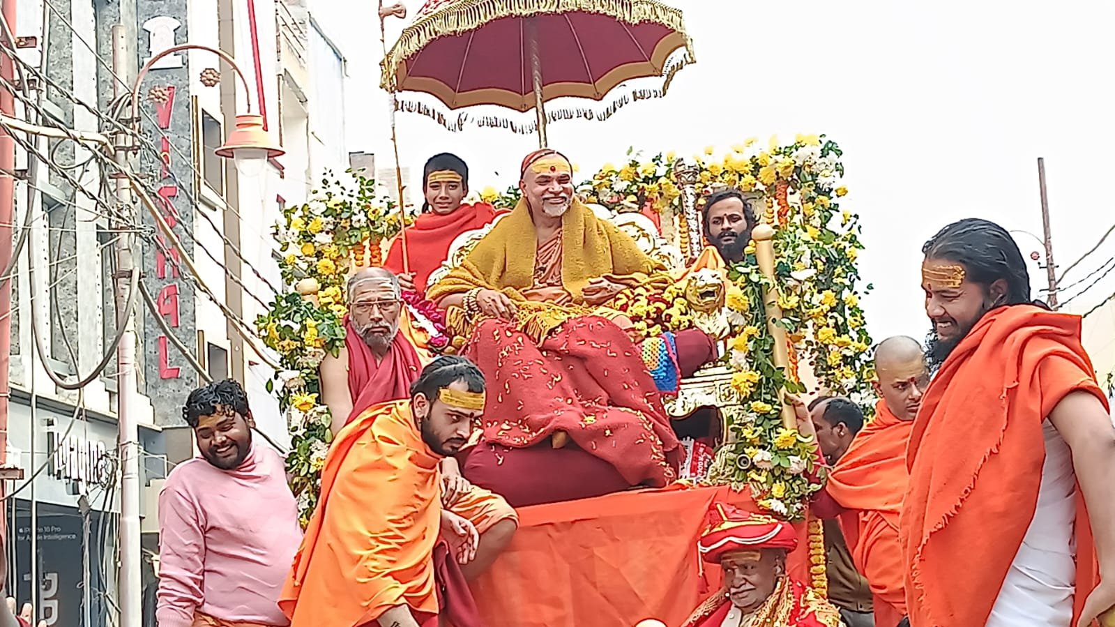 ज्योतिष्पीठ के शंकराचार्य स्वामी अविमुक्तेश्वरानंद सरस्वती की प्रवेश मंगलम यात्रा के दर्शन के लिए उमड़ा जन आस्था का सैलाब