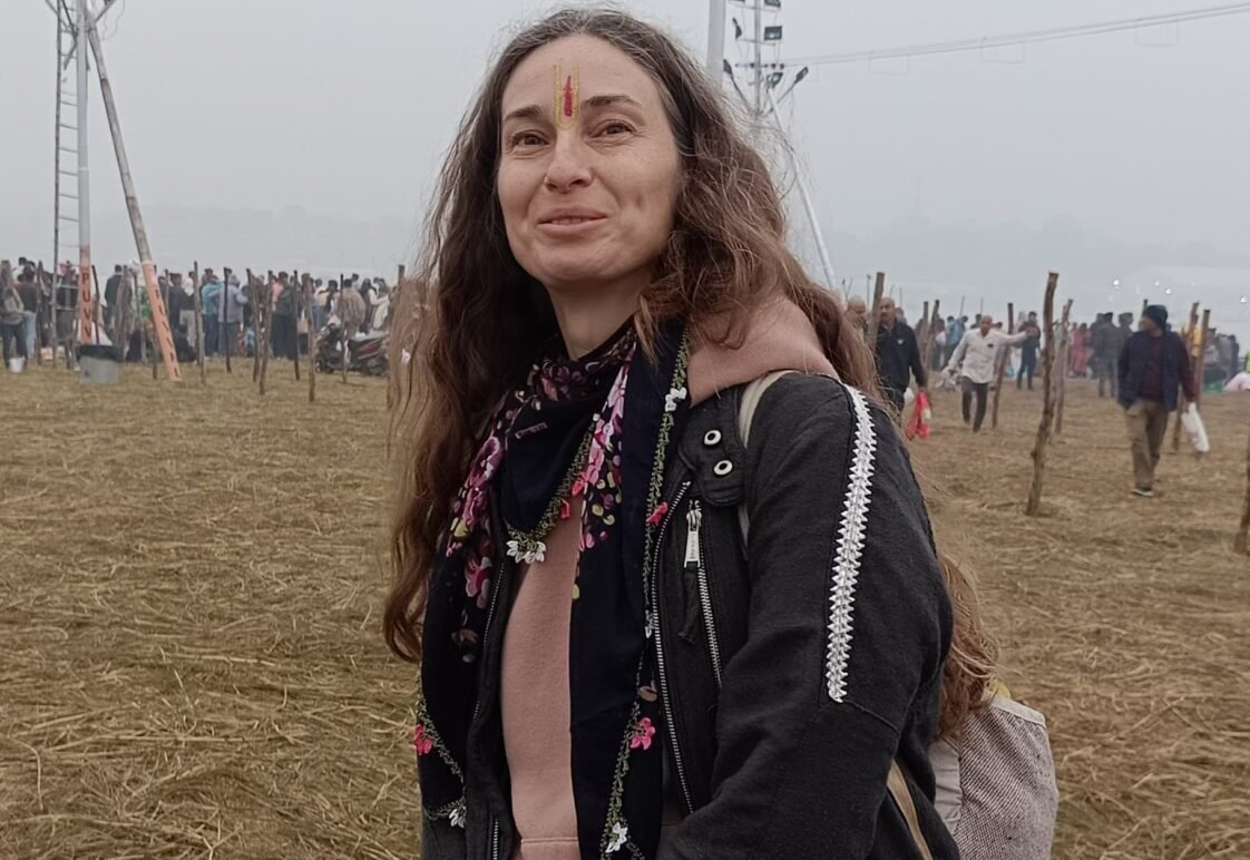 महाकुम्भ में गंगा स्नान-तिलक लगा संगम की रेत पर निकली तुर्की से आई पिनार