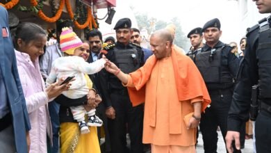 खिचड़ी चढ़ाने आए बच्चों को सीएम योगी ने दिया आशीर्वाद