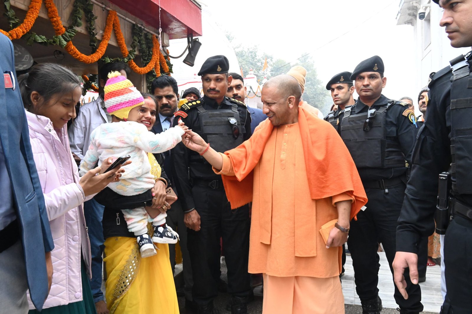 खिचड़ी चढ़ाने आए बच्चों को सीएम योगी ने दिया आशीर्वाद