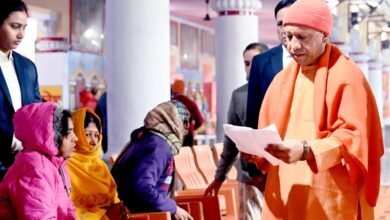 मुख्यमंत्री योगी आदित्यनाथ ने सुनीं 150 लोगों की समस्याएं, निस्तारण के दिए निर्देश