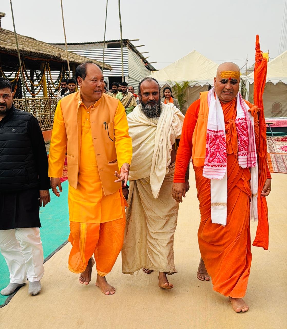 असम विधानसभा के अध्यक्ष ने साधु संतों का लिया आशीर्वाद, संगम में लगाई डुबकी