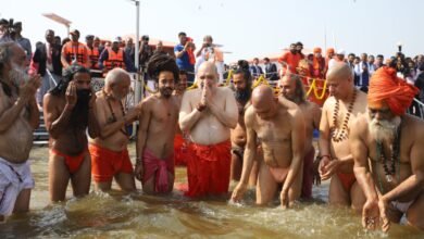 मंत्रोच्चार के बीच गृहमंत्री और मुख्यमंत्री ने लगाई संगम में डुबकी, संत समाज ने दिया आशीर्वाद