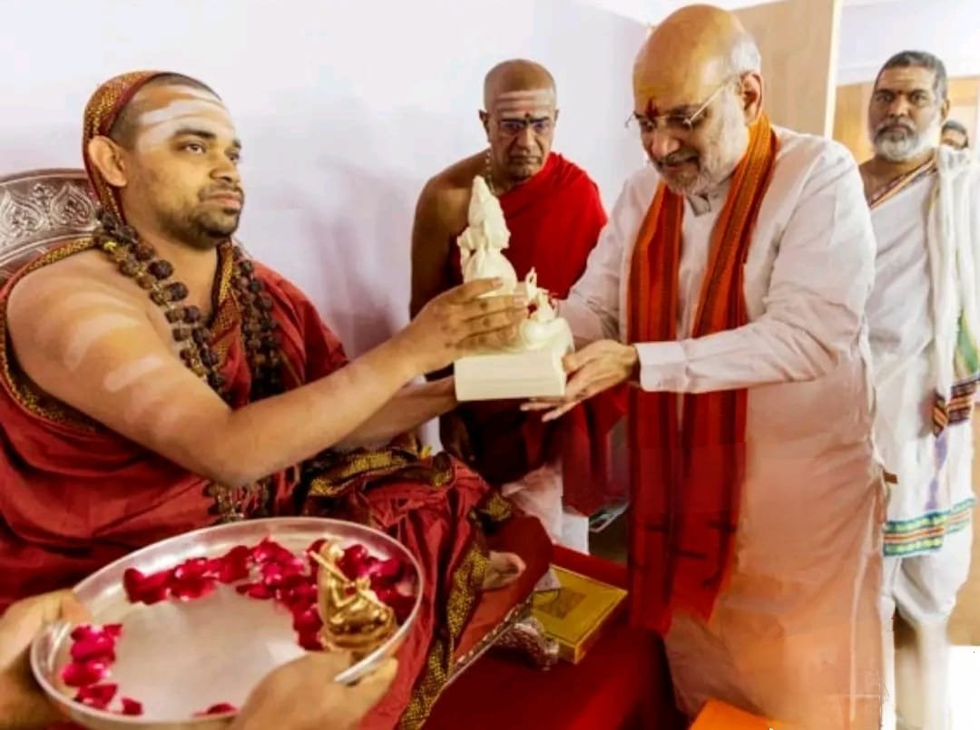 गृहमंत्री अमित शाह ने श्रृंगेरी, पुरी और द्वारिका पीठ के शंकराचार्यों का लिया आशीर्वाद
