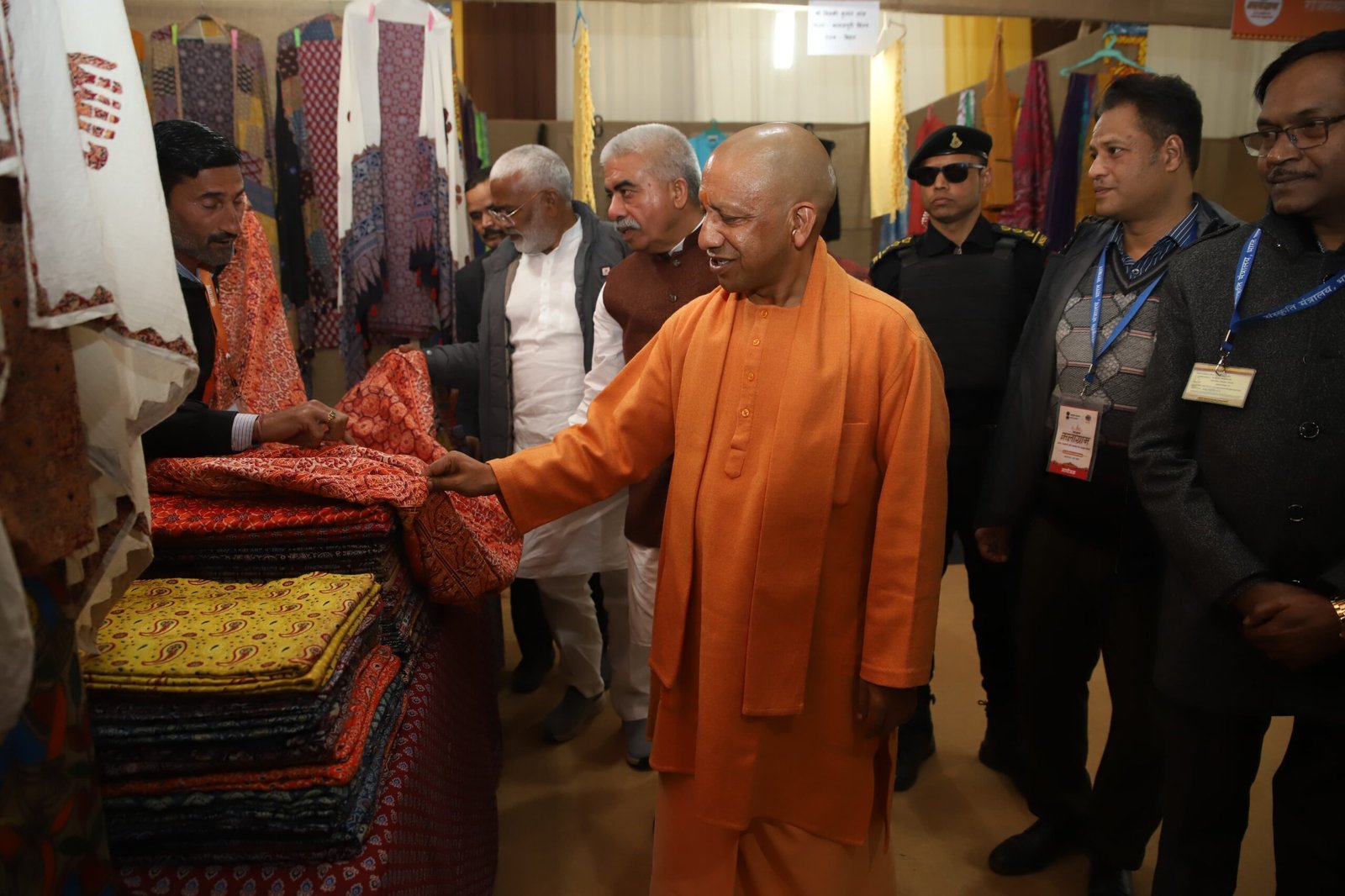 प्रयागराज दौरे पर मुख्यमंत्री योगी आदित्यनाथ ने ओडीओपी प्रदर्शनी का किया अवलोकन