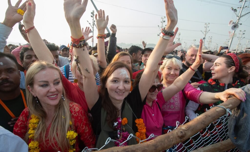 महाकुम्भ में मनुष्यों का महासागर देख विदेशी भी चकराए, कहा- ये अकल्पनीय है