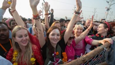 महाकुम्भ में मनुष्यों का महासागर देख विदेशी भी चकराए, कहा- ये अकल्पनीय है